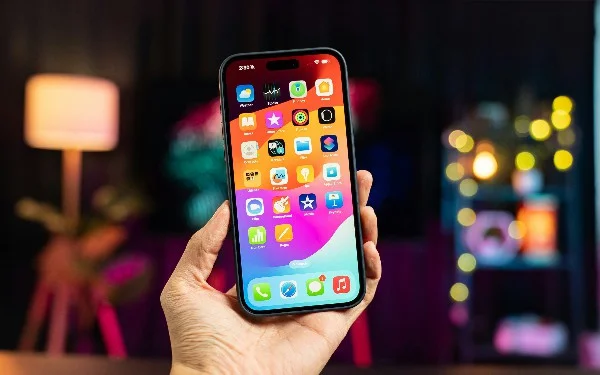 Enhancing iOS Applications with Offline-First Strategies and Local Data Management